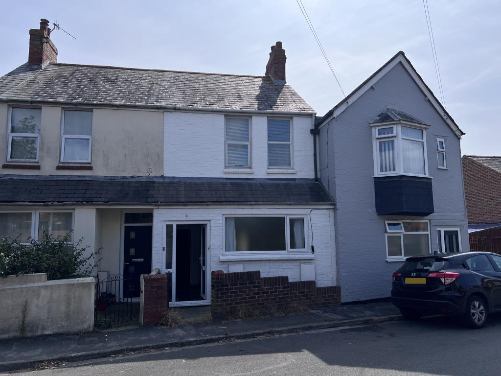 Lot: 15 - FREEHOLD PROPERTY ARRANGED AS TWO FLATS - Terraced building painted white